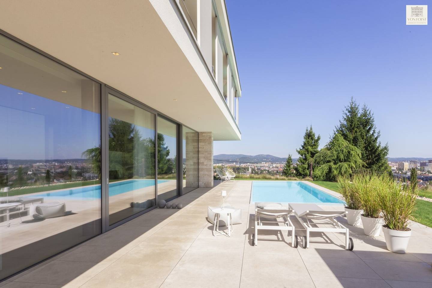 WOHNEN AUF HÖCHSTER EBENE - Einzigartiges Anwesen mit Pool und atemberaubendem Panoramablick über die Stadt bis hin zum Schlossberg