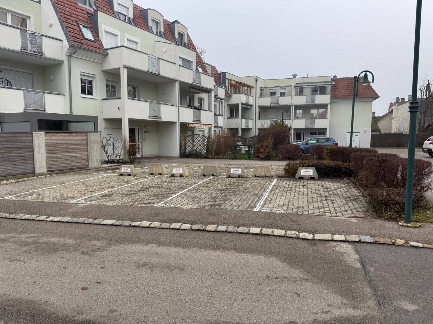 Badner Straße 55-57  - Parkplätze im Freien
