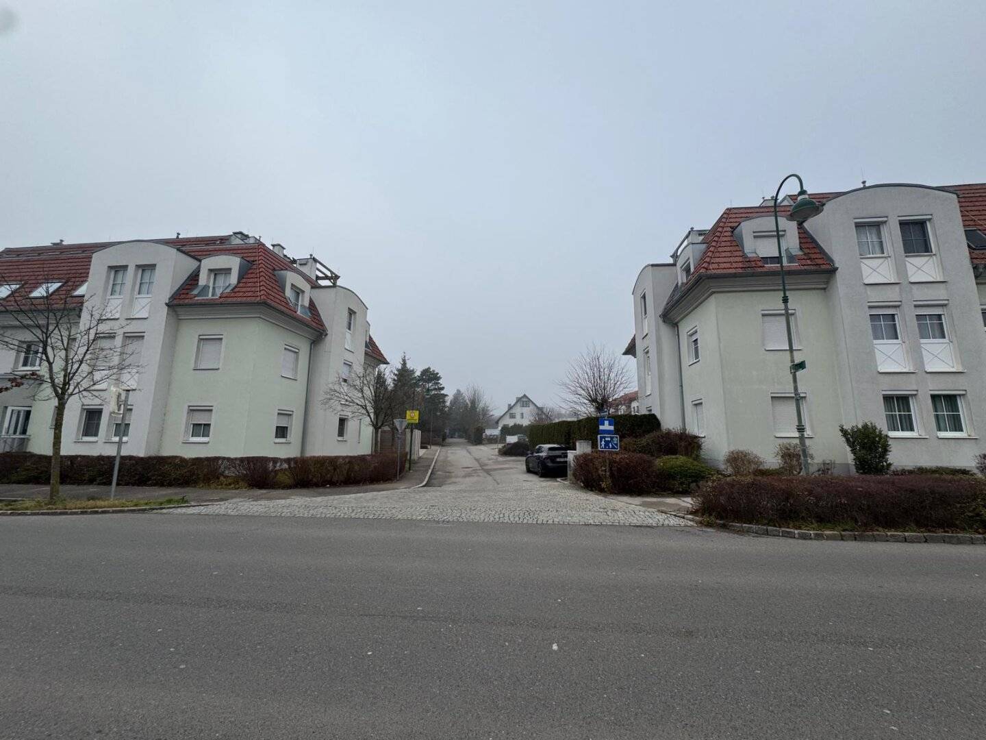 Badner Straße 55-57  - Parkplätze im Freien