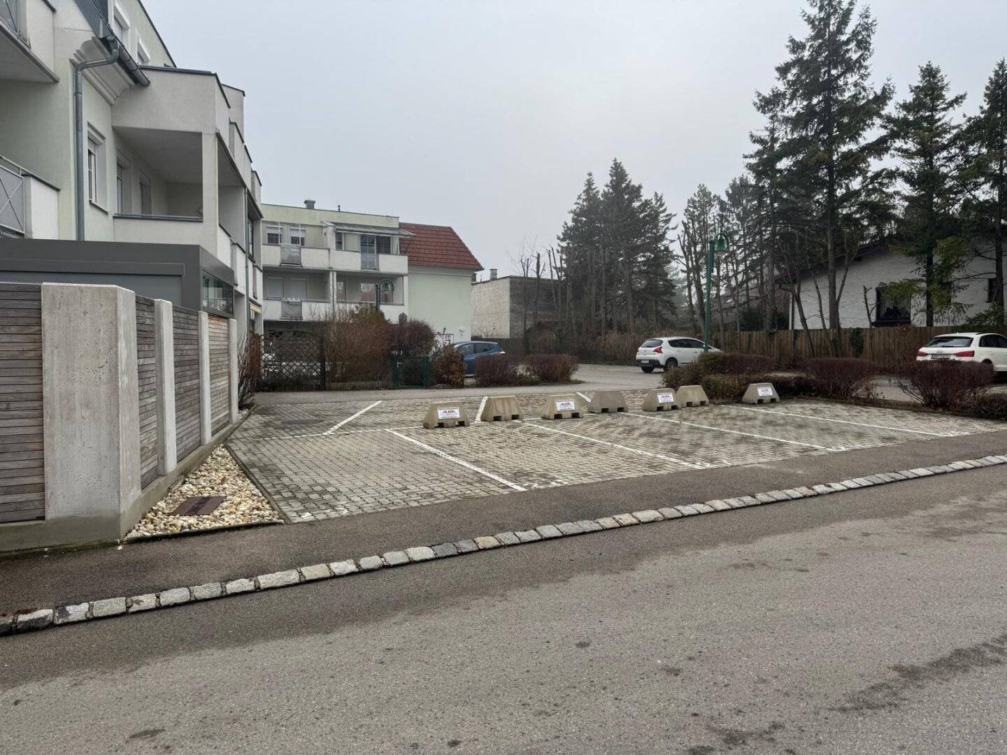 Badner Straße 55-57  - Parkplätze im Freien