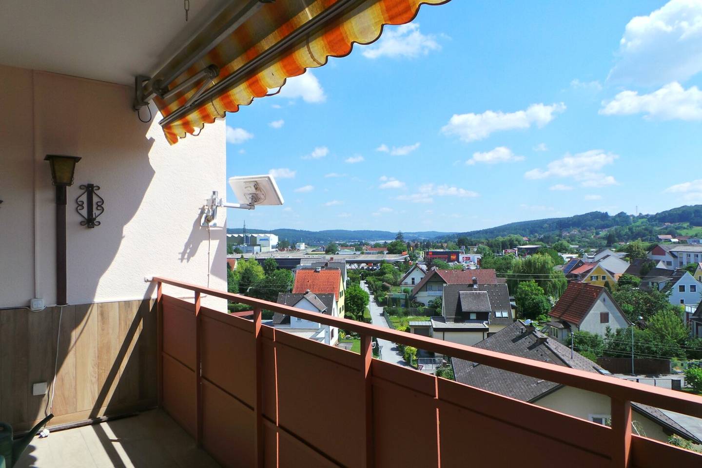 SONNIG-NATURNAH-STADTNAH, gepflegte 3 ZI mit Loggia 5./ letzter Stock-wunderschöne Aussichtslage/Garage, Allg.Garten