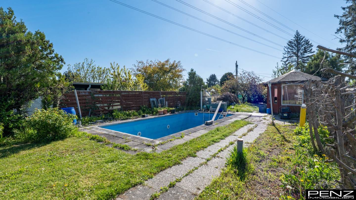 LANGENZERSDORF: Top-Gelegenheit: Kleingartenhaus mit Pool für ganzjähriges Wohnen auf 823m2 Eigengrund (Südseitig!)