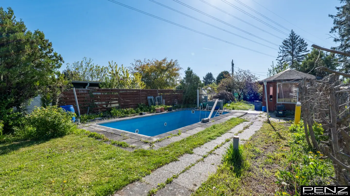 LANGENZERSDORF: Top-Gelegenheit: Kleingartenhaus mit Pool für ganzjähriges Wohnen auf 823m2 Eigengrund (Südseitig!)