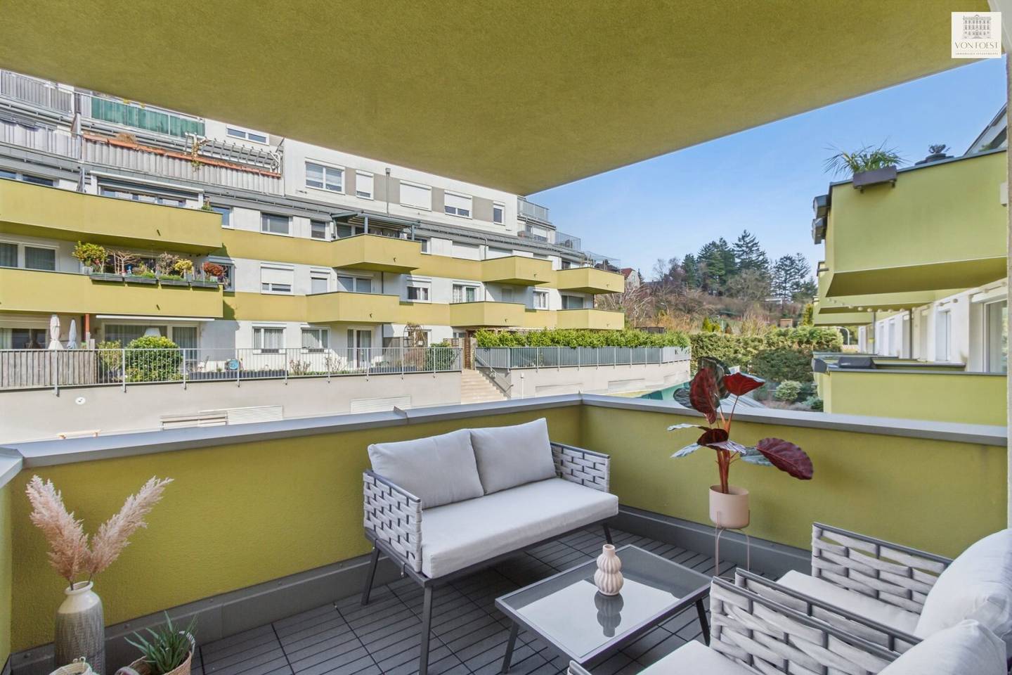 Charming new-build apartment with generous terrace in central green quiet location