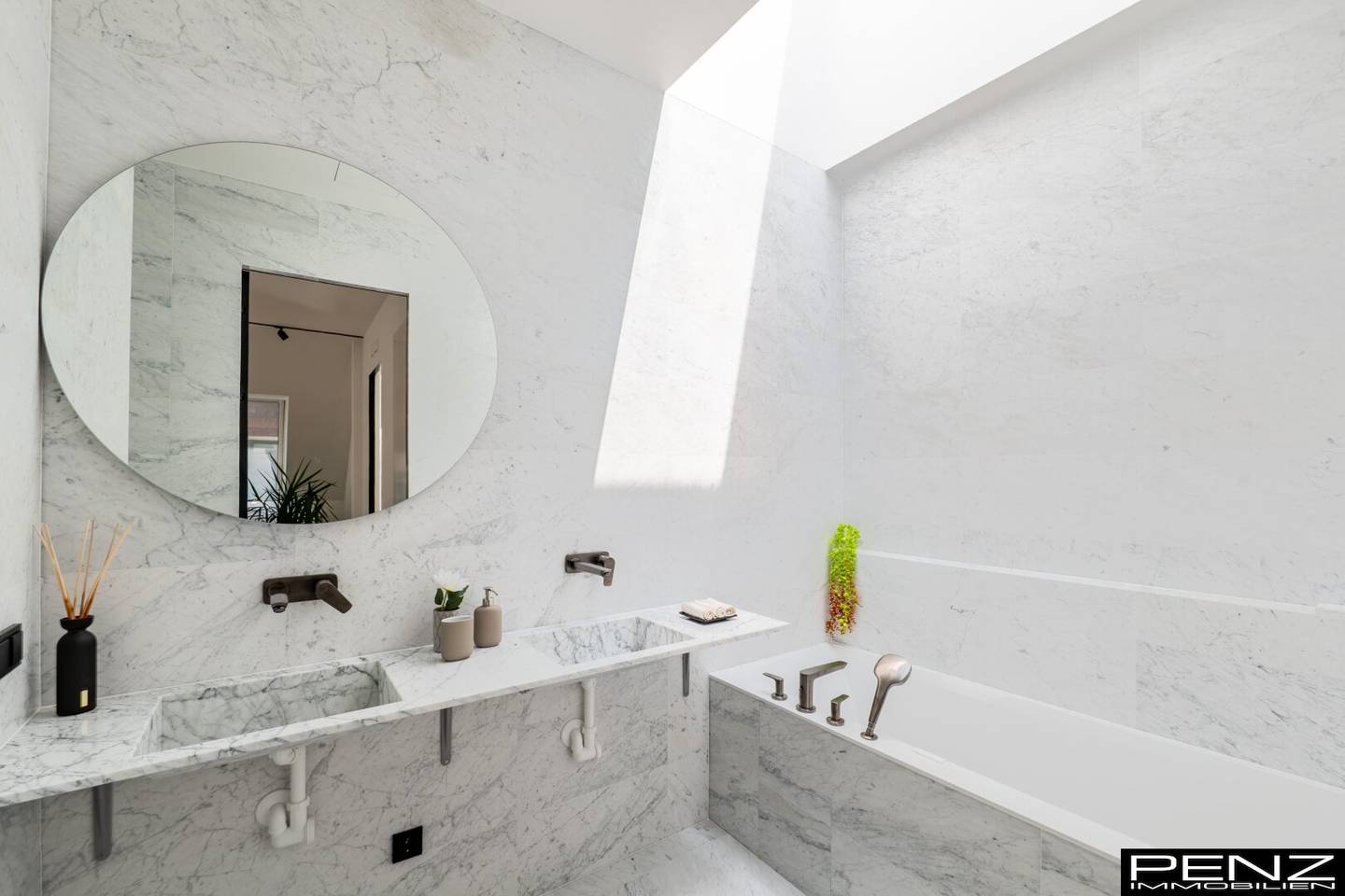 VIENNA: Exclusive historic-style attic apartment with 36 m² rooftop terrace near Schlosspark Schönbrunn
