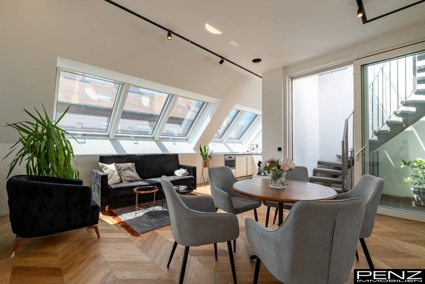 VIENNA: Exclusive historic-style attic apartment with 36 m² rooftop terrace near Schlosspark Schönbrunn