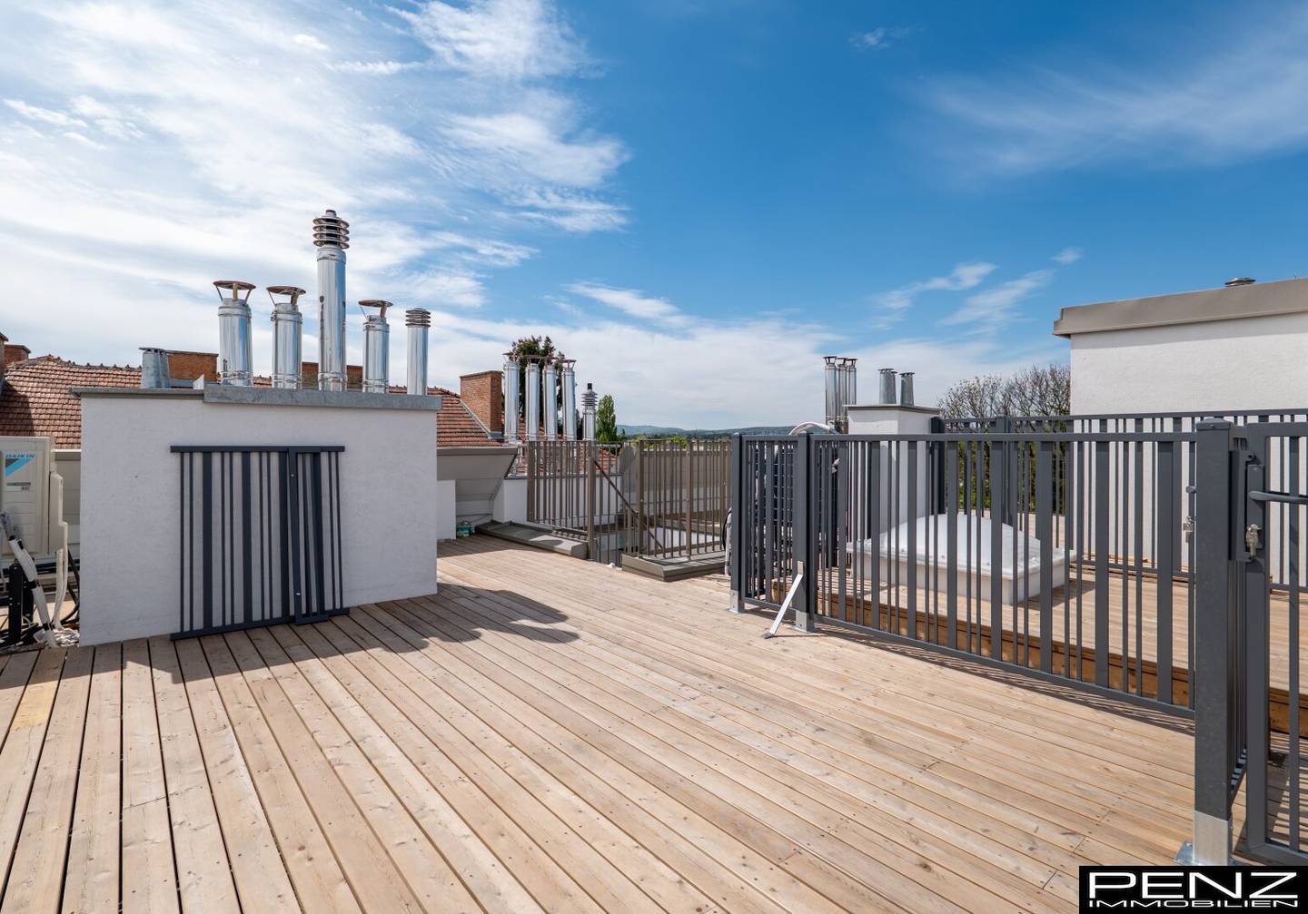 VIENNA: Exclusive historic-style attic apartment with 36 m² rooftop terrace near Schlosspark Schönbrunn