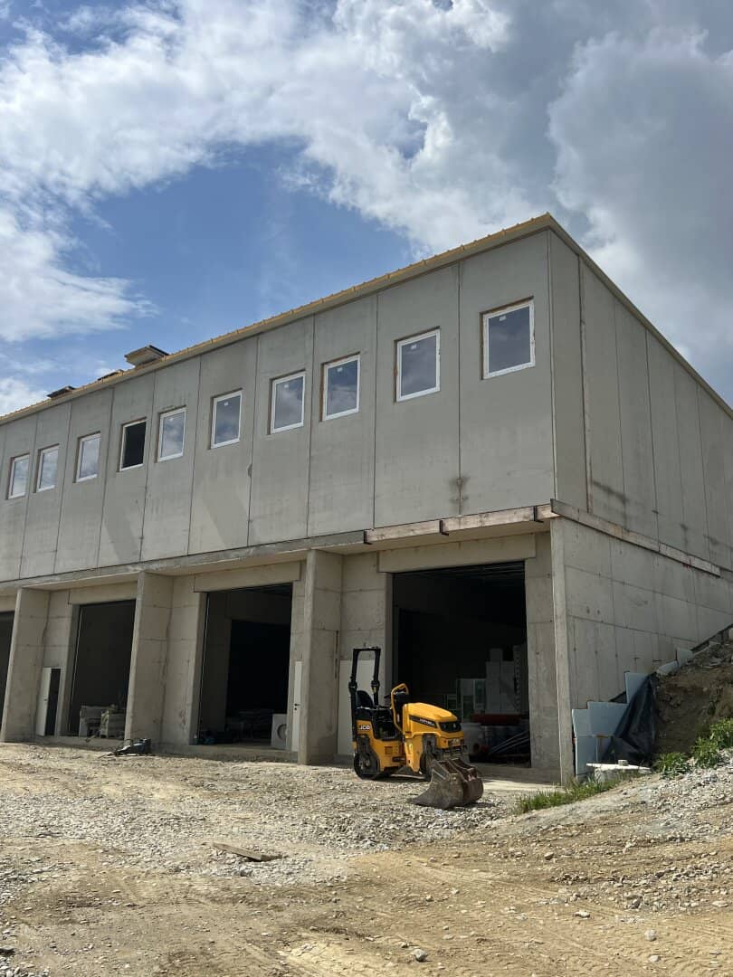 Hallen, Lagerflächen in verschiedensten Größen - ab 133 qm bis 211 qm - ERSTBEZUG