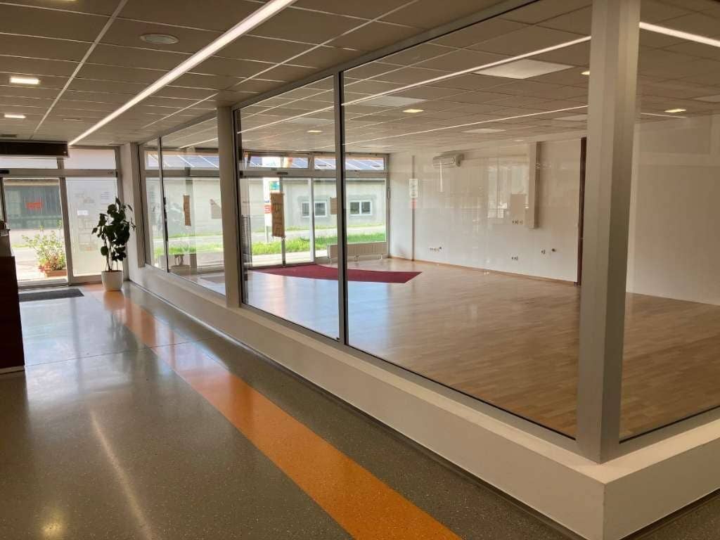 TOP LAGE moderne, klimatisierte Geschäftsfläche/Gewerbefläche im Business- Park, Parkplätze