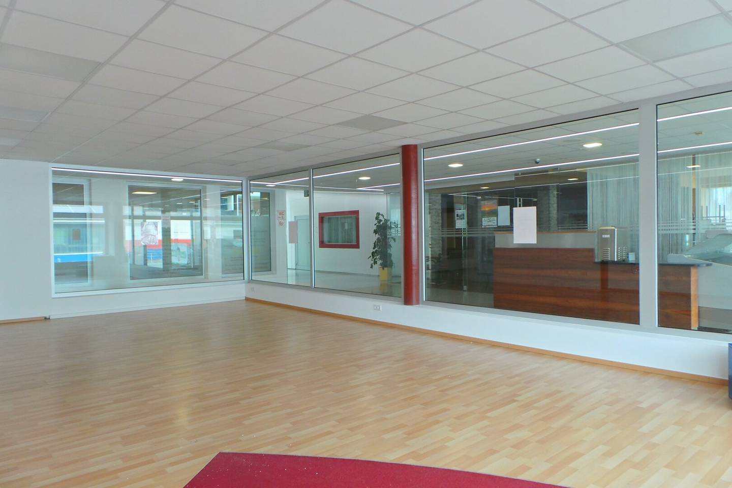TOP LAGE moderne, klimatisierte Geschäftsfläche/Gewerbefläche im Business- Park, Parkplätze