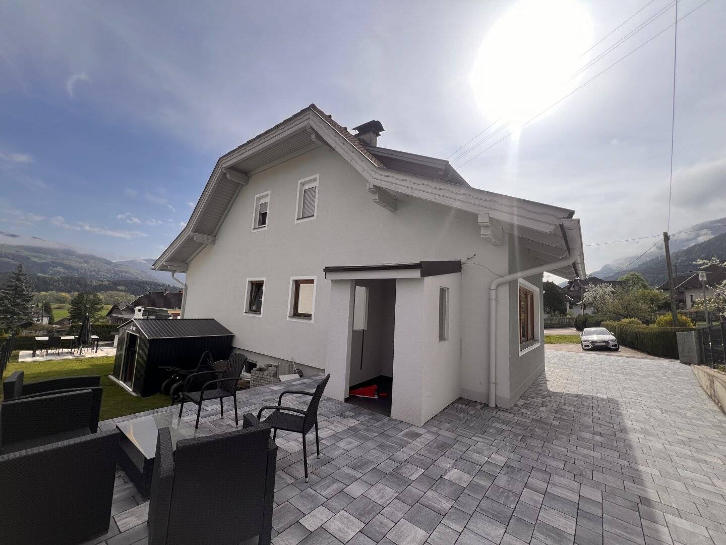 Perfektes Investment: Modernisiertes Mehrfamilienhaus mit 8 Zimmern und vier Wohnungen!