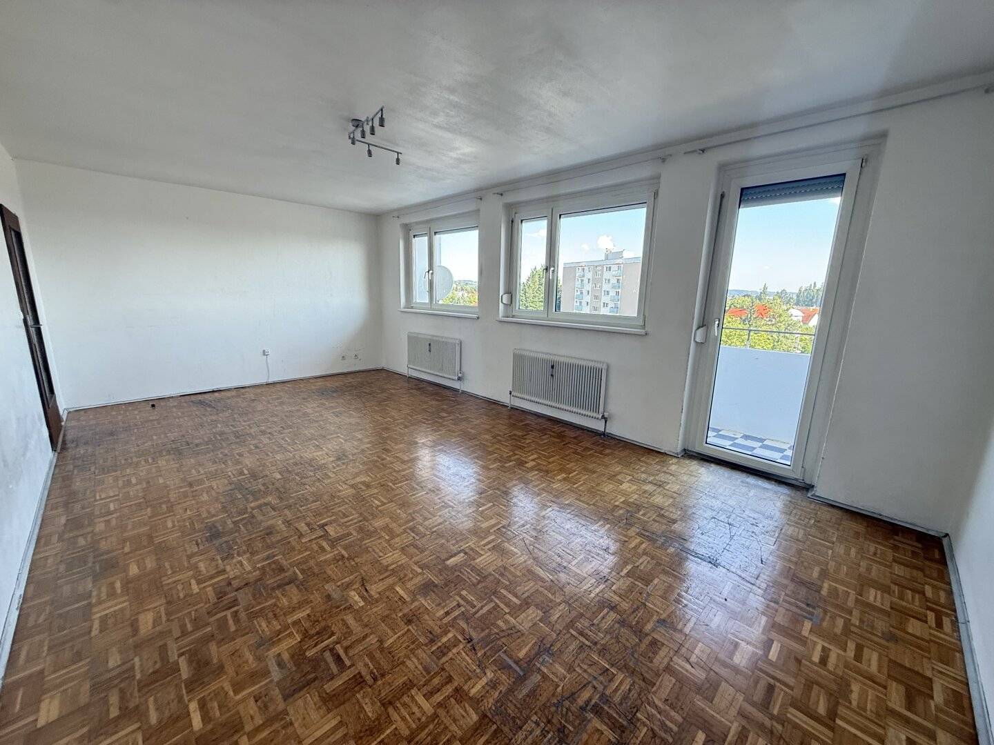 Sanierungsbedürftige 3-Zimmer-Wohnung im 8. Stock mit Süd-Loggia und traumhaftem Stadtblick!