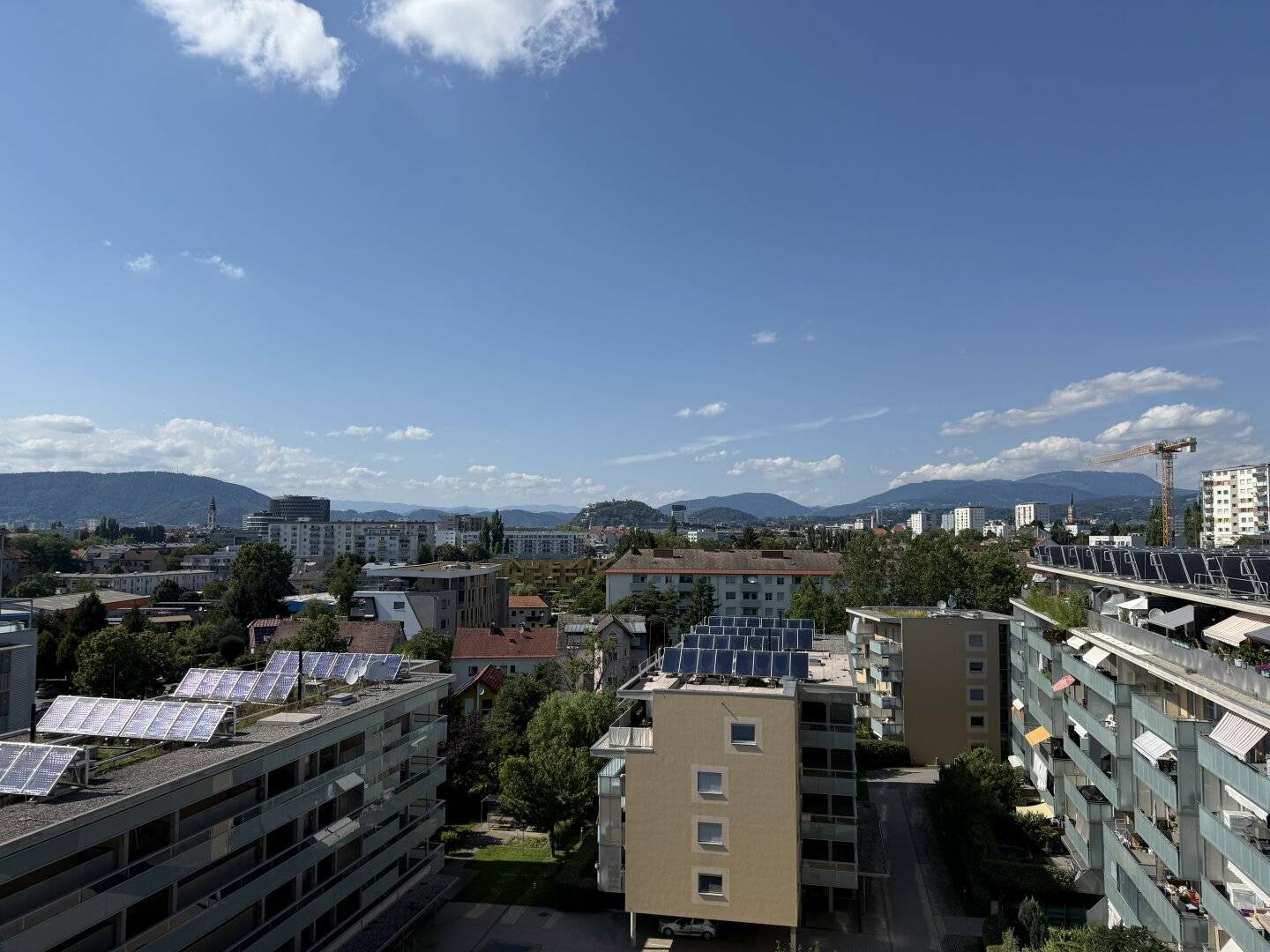 Sanierungsbedürftige 3-Zimmer-Wohnung im 8. Stock mit Süd-Loggia und traumhaftem Stadtblick!