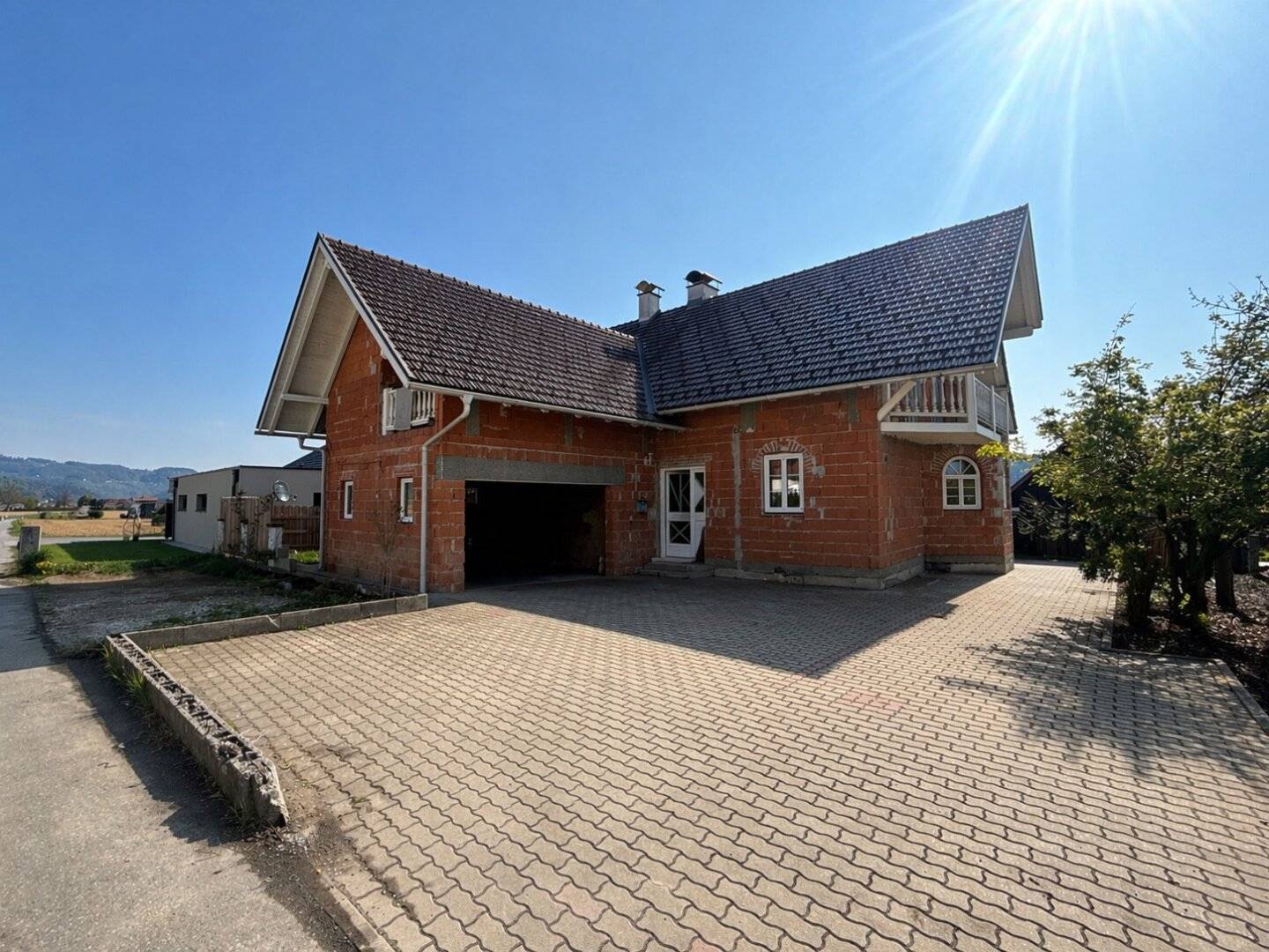 Wohnen mit Weitblick – großzügiges Haus mit zwei Wohnebenen, großem Garten, Pool und viel Potenzial!