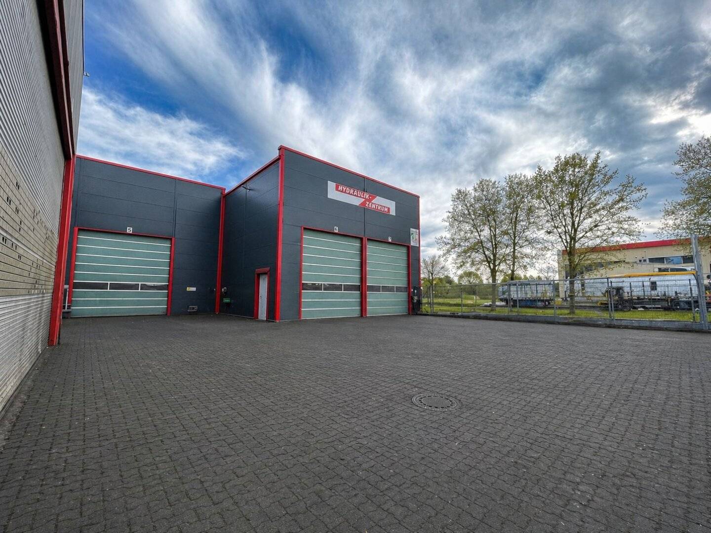 Premium-Gewerbestandort mit Werkstatt, Hallen, Verkaufsflächen & Betriebswohnung