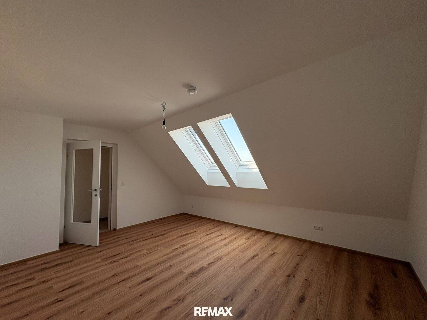Kernsanierte Dachgeschosswohnung mit 74 m² in Oberweis zu mieten!