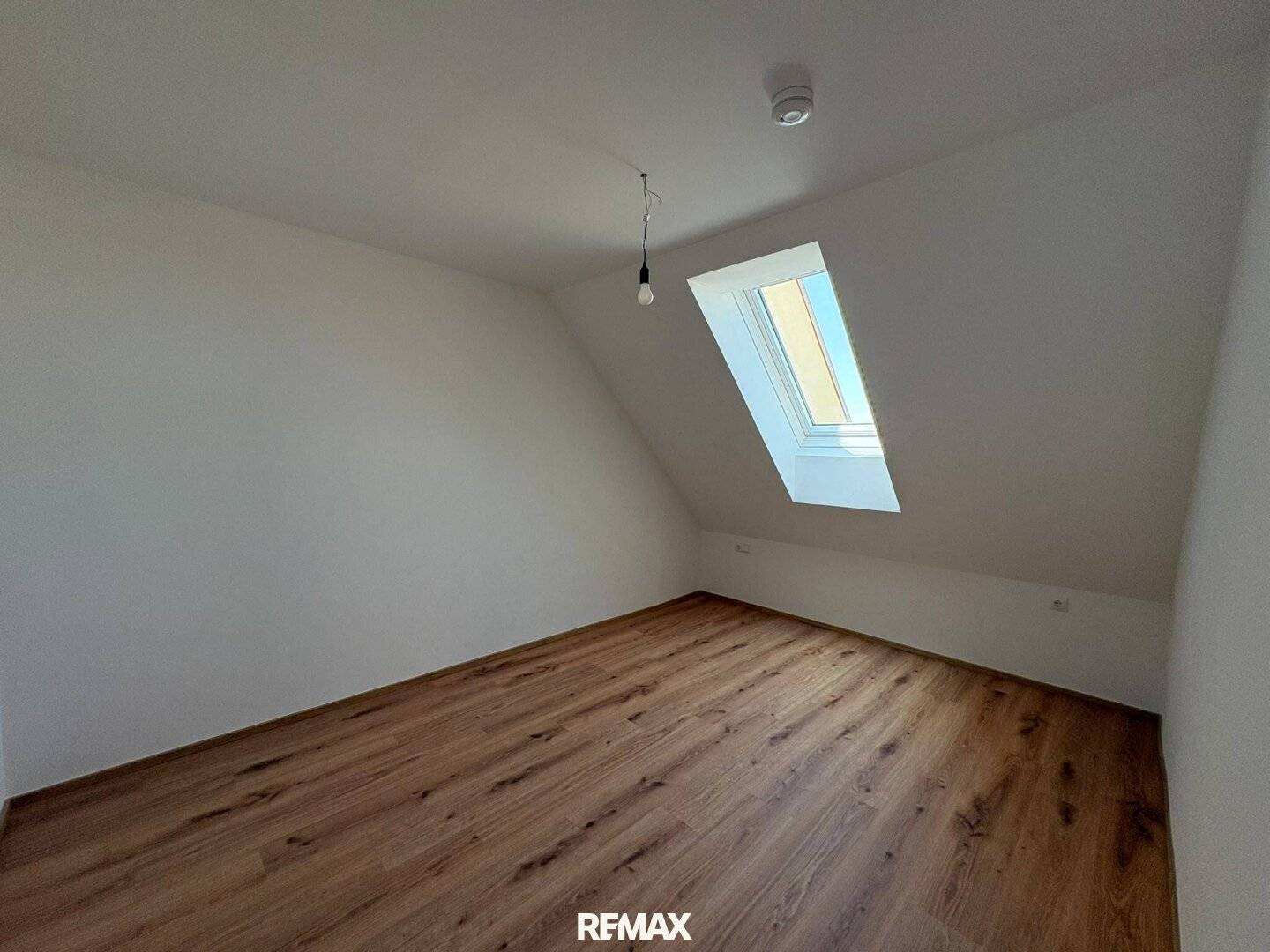 Kernsanierte Dachgeschosswohnung mit 74 m² in Oberweis zu mieten!
