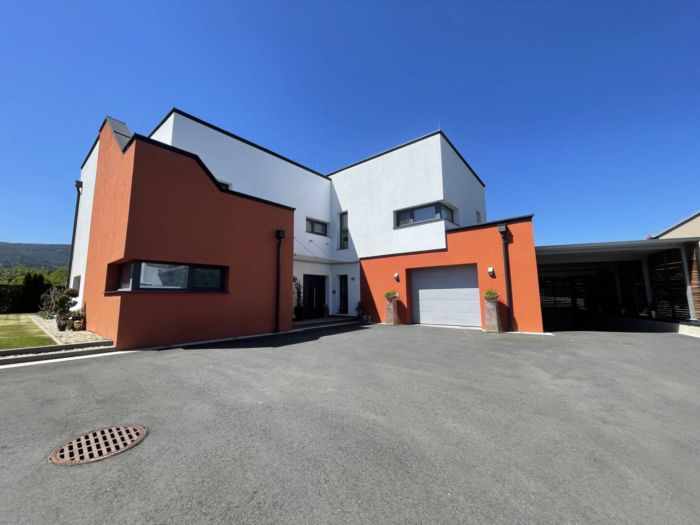 Nähe Hartberg - Pöllauberg -  Designerhaus mit Panoramadachterrasse, zwei Wohneinheiten und Premium Garagenlösung Platz für 5 Autos - sehr interessant für Oldtimer oder Luxusautos