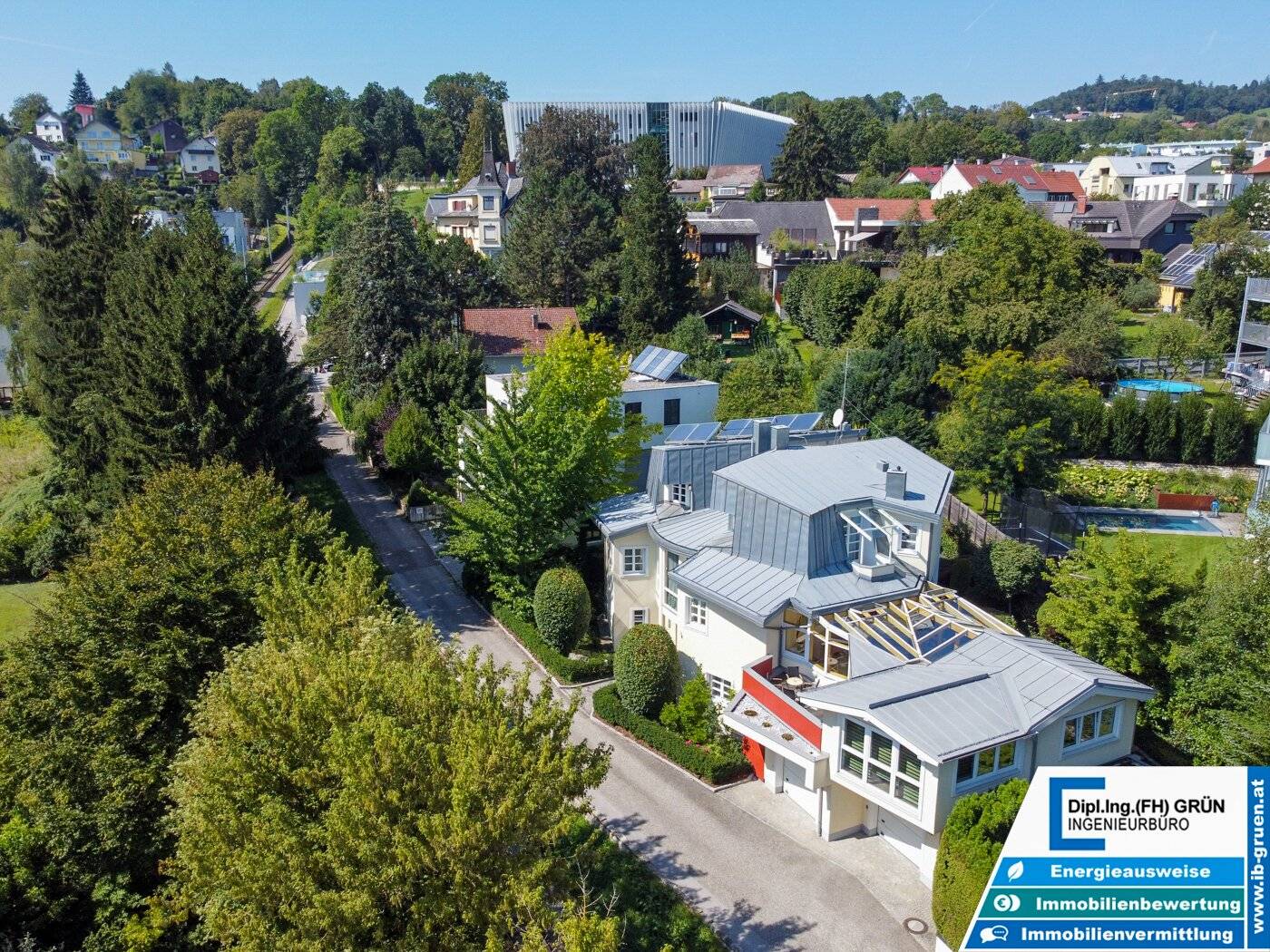 Architekten-Villa am Fuße des Pöstlingbergs: Wohnen & Arbeiten auf 400m²