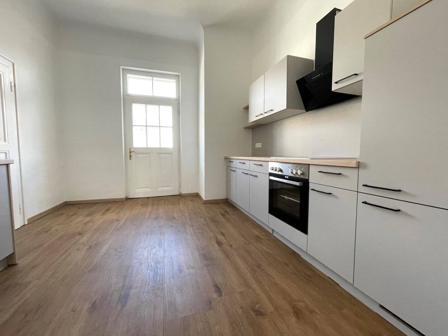 Keesgasse - großzügige 4 ZimmerAltbauwohnung mit Balkon!