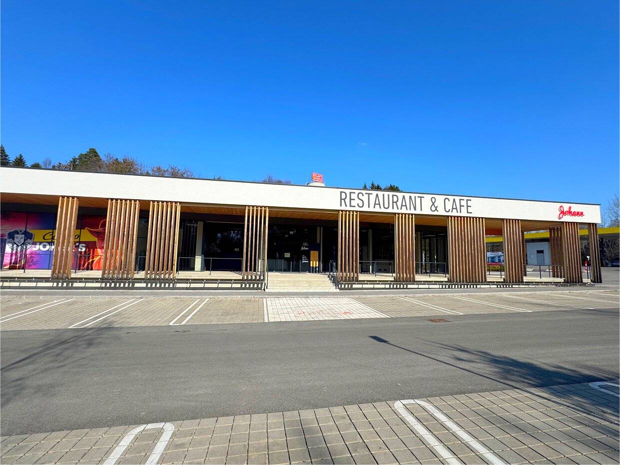 HARTBERG! Neuwertiges Mehrzweckgebäude in Bestlage direkt bei der Autobahnabfahrt mit großem Baugrundstück.