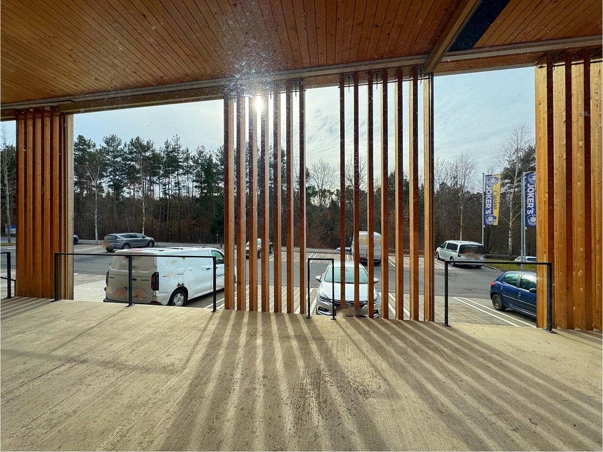 HARTBERG! Neuwertiges Mehrzweckgebäude in Bestlage direkt bei der Autobahnabfahrt mit großem Baugrundstück.
