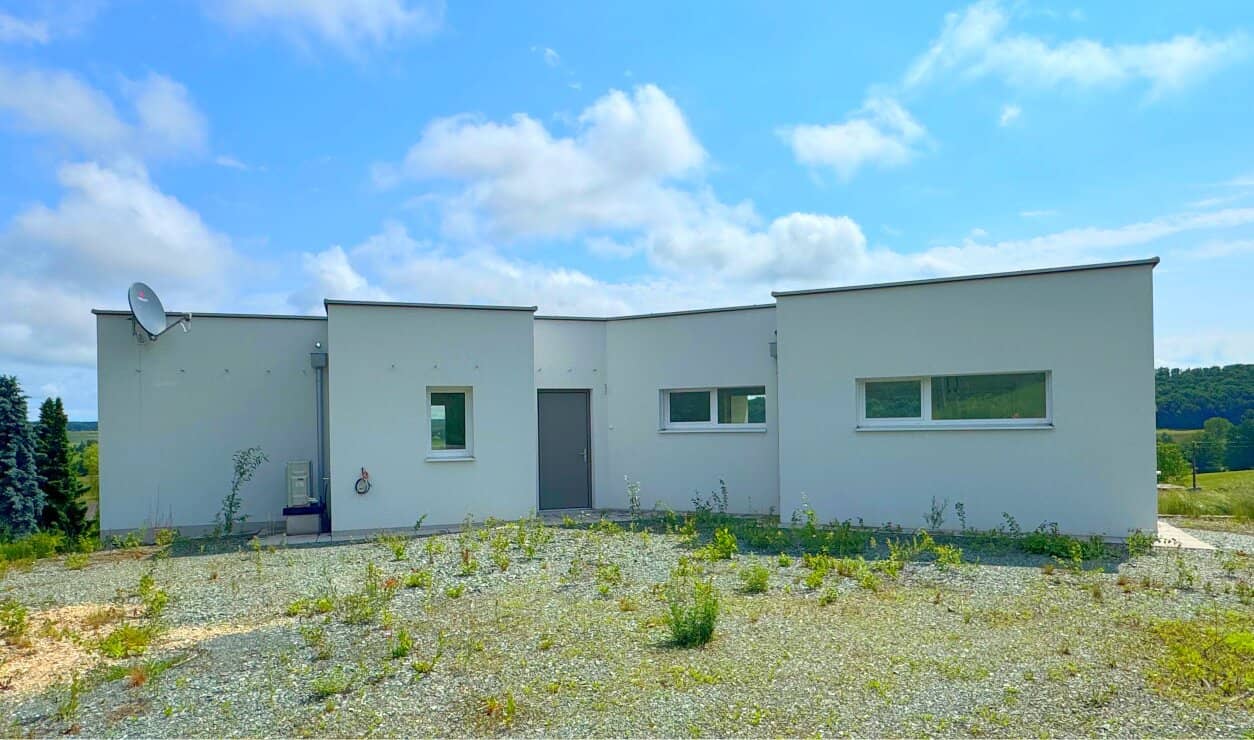 B O C K S D O R F  -  Sonniger Bungalow mit Panoramablick und Erstbezug!