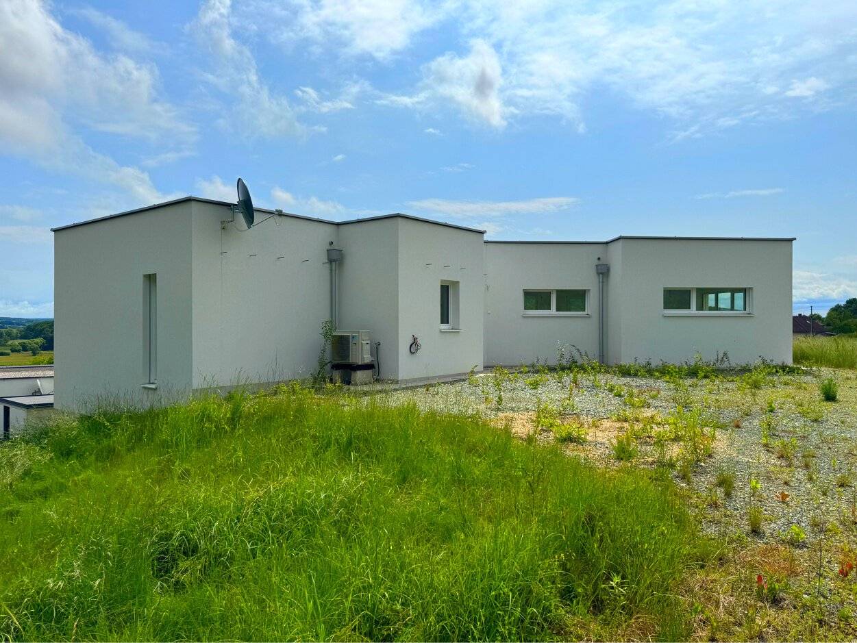 B O C K S D O R F  -  Sonniger Bungalow mit Panoramablick und Erstbezug!