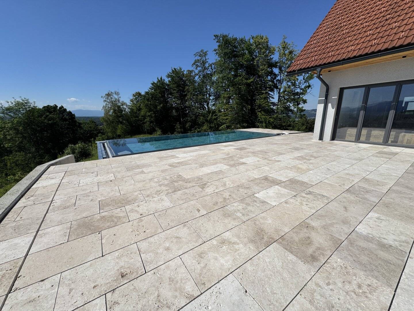 Exklusives Chalet in St. Johann i. Saggautal-Eichberg – Traumlage mit Infinity-Pool und Panoramablick, Neubau