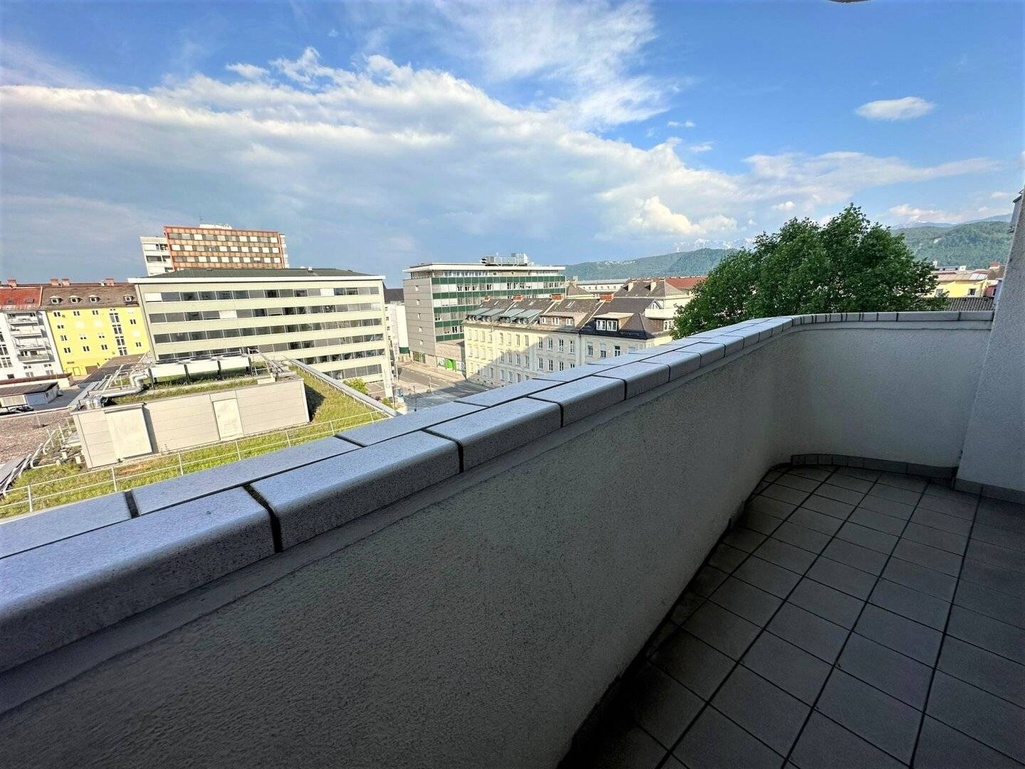 KLAGENFURT! ZENTRALE STADTWOHNUNG NEBEN ÖGK MIT ATEMBERAUBENDEM BLICK ÜBER KLAGENFURT – NUR 7 GEHMINUTEN ZUM HAUPTBAHNHOF, MIT DIREKTER KORALMBAHN-VERBINDUNG NACH GRAZ IN CA. 42 MINUTEN!