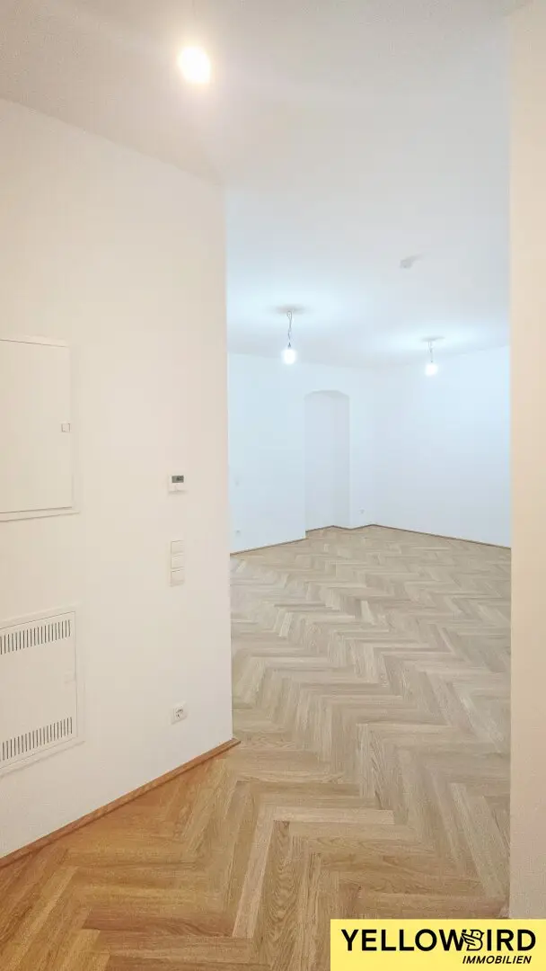 3-Zimmer-Wohnung in direkter U-Bahn-Nähe - 6 m² Freifläche - über 3 Meter Raumhöhe