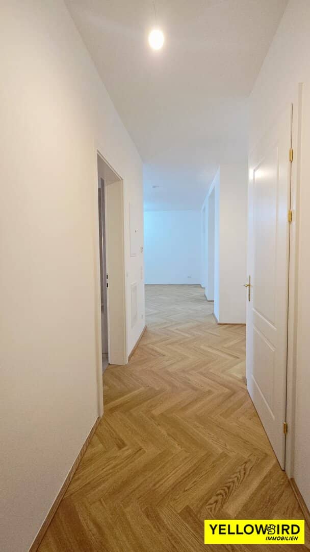 3-Zimmer-Wohnung in direkter U-Bahn-Nähe - 6 m² Freifläche - über 3 Meter Raumhöhe