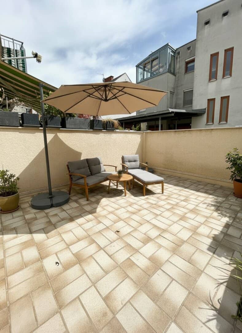 TRAUMHAFTE GARTENWOHNUNG I 2 ZIMMER + TIEFGARAGE | ERDGESCHOSS | SONNIGE TERRASSE | CA 55 QM I ROTO IMMOBILIEN