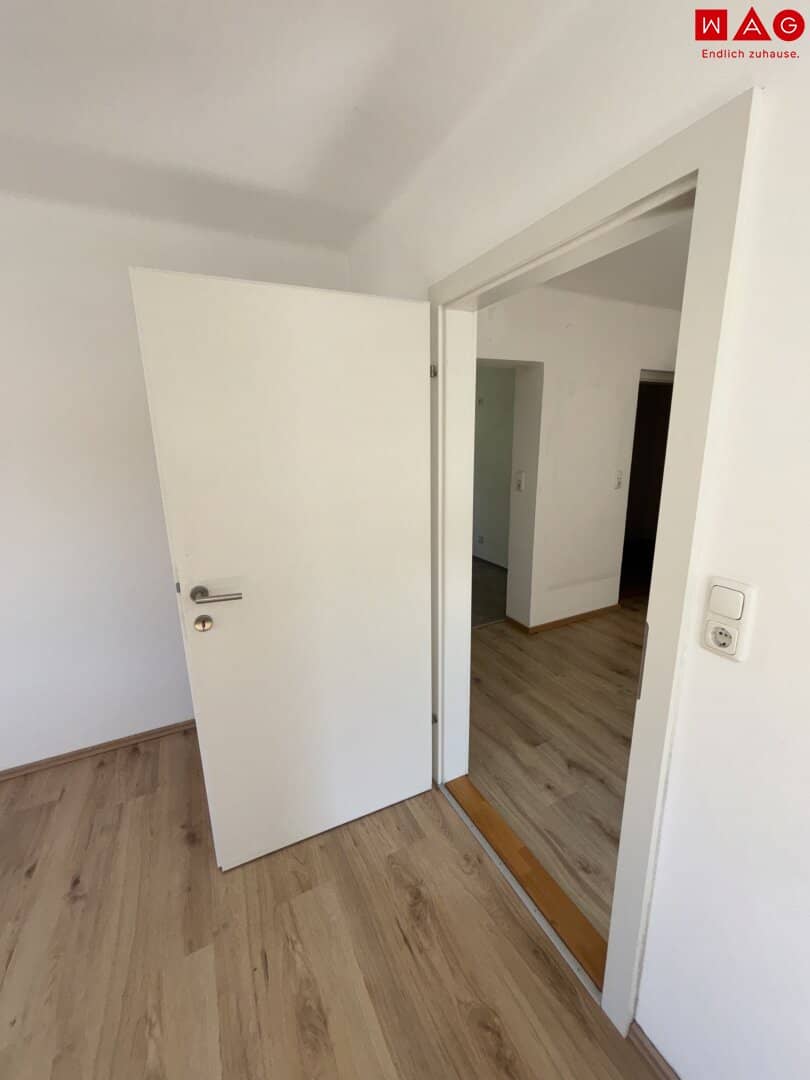 Aktuell in Sanierung! Gemütliche 3-Zimmer-Wohnung mit lichtdurchfluteten Räumen, traumhaftem Grünblick, durchdachtem Grundriss und vielseitigen Gestaltungsmöglichkeiten in hervorragender Lage!