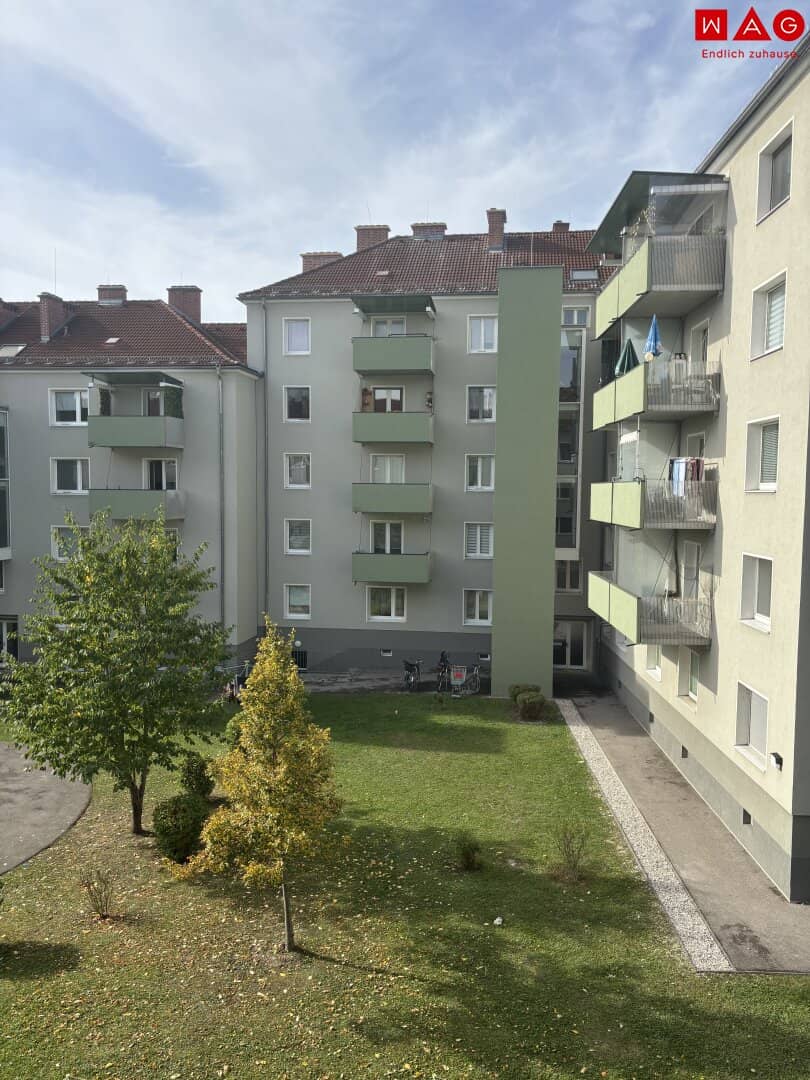 Currently under renovation! 3-room apartment with perfect public transport connections! Includes cellar compartment and unlimited contract! Heating costs and hot water included! Available from 01.10.2026