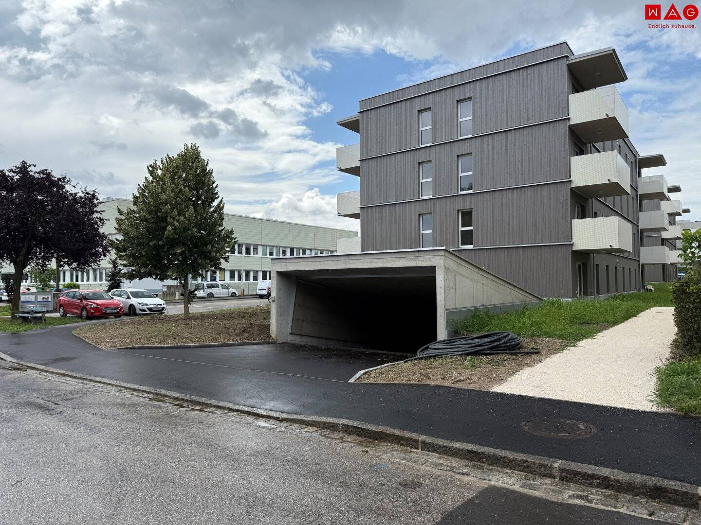 Autowäsche alle 2 Monate inkl.: Sicherer heller Tiefgaragenstellplatz (Wallbox für E-Auto optional), direkt neben dem Sportzentrum OED!