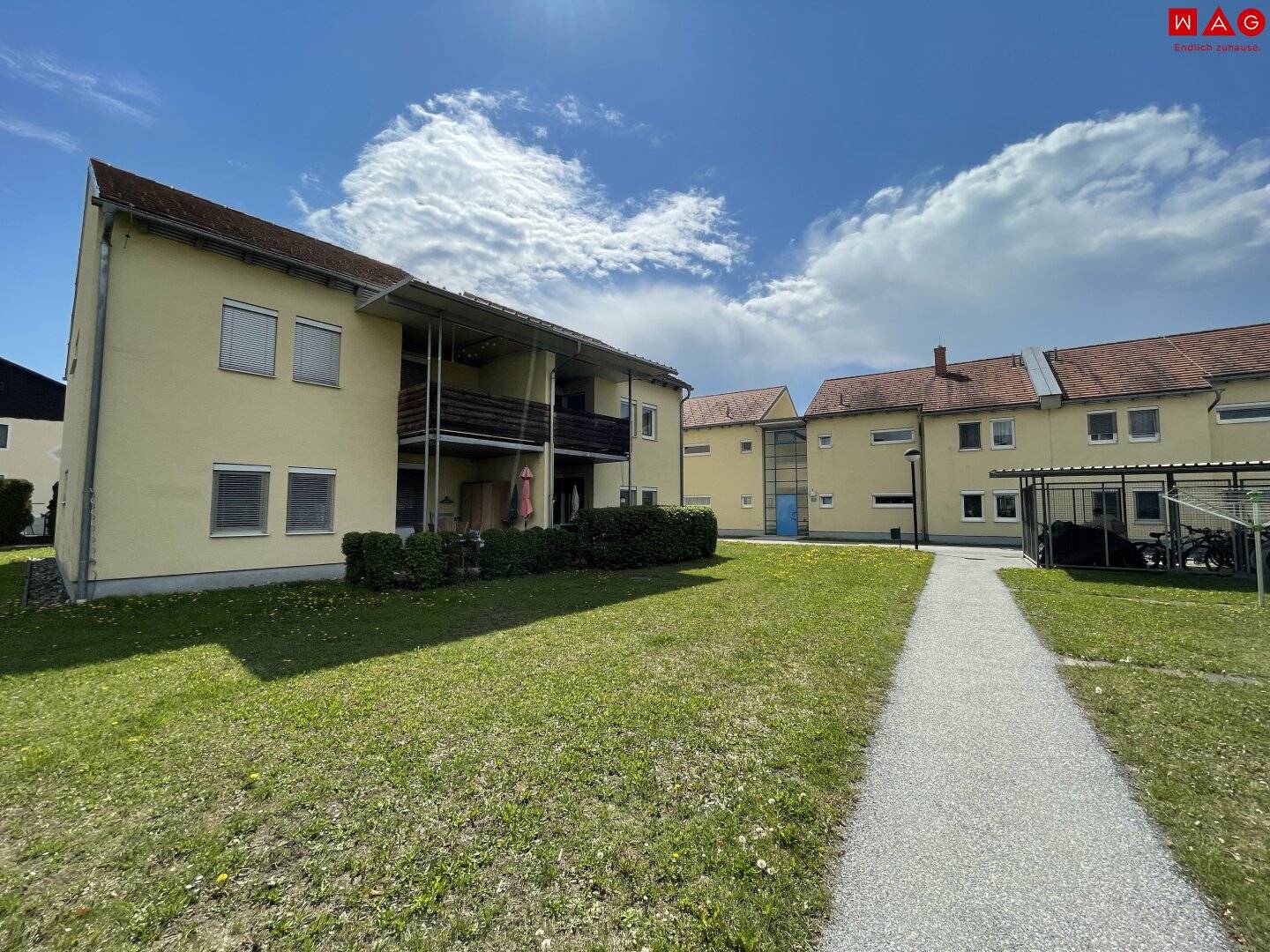 Wohlfühtraum! Attraktive 2-Raum-Wohnung im 1. Stock, mit Terrasse und Carport am Stadtrand