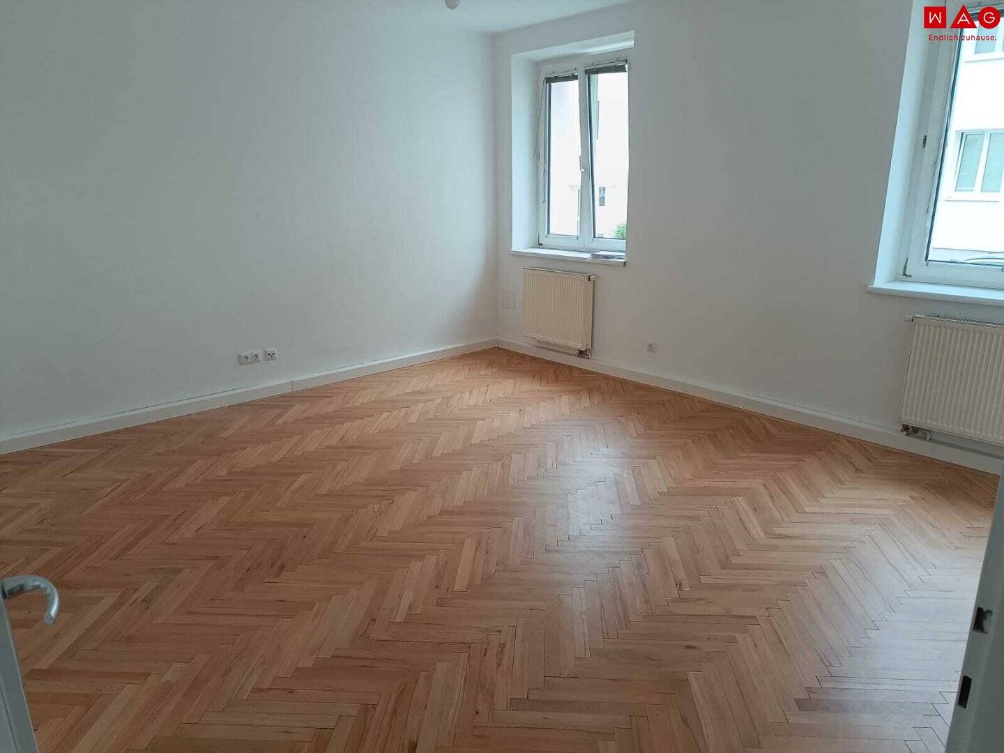 Frisch sanierte 3-Zimmer-Wohnung mit Balkon in Braunau am Inn – modernes Badezimmer mit Dusche und Fenster, praktische Raumaufteilung und attraktives Wohnambiente!