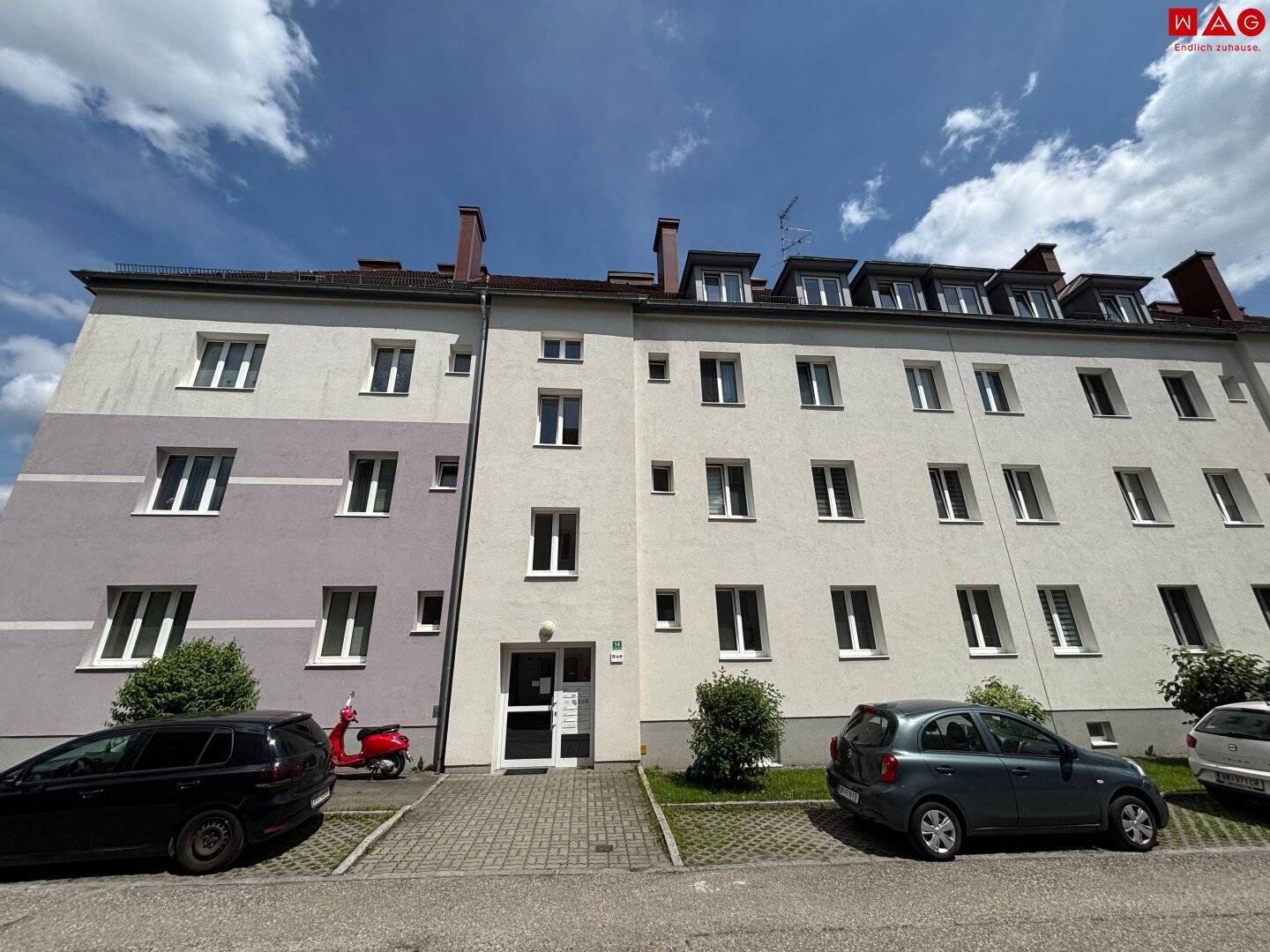 Frisch sanierte 3-Zimmer-Wohnung mit Balkon in Braunau am Inn – modernes Badezimmer mit Dusche und Fenster, praktische Raumaufteilung und attraktives Wohnambiente!