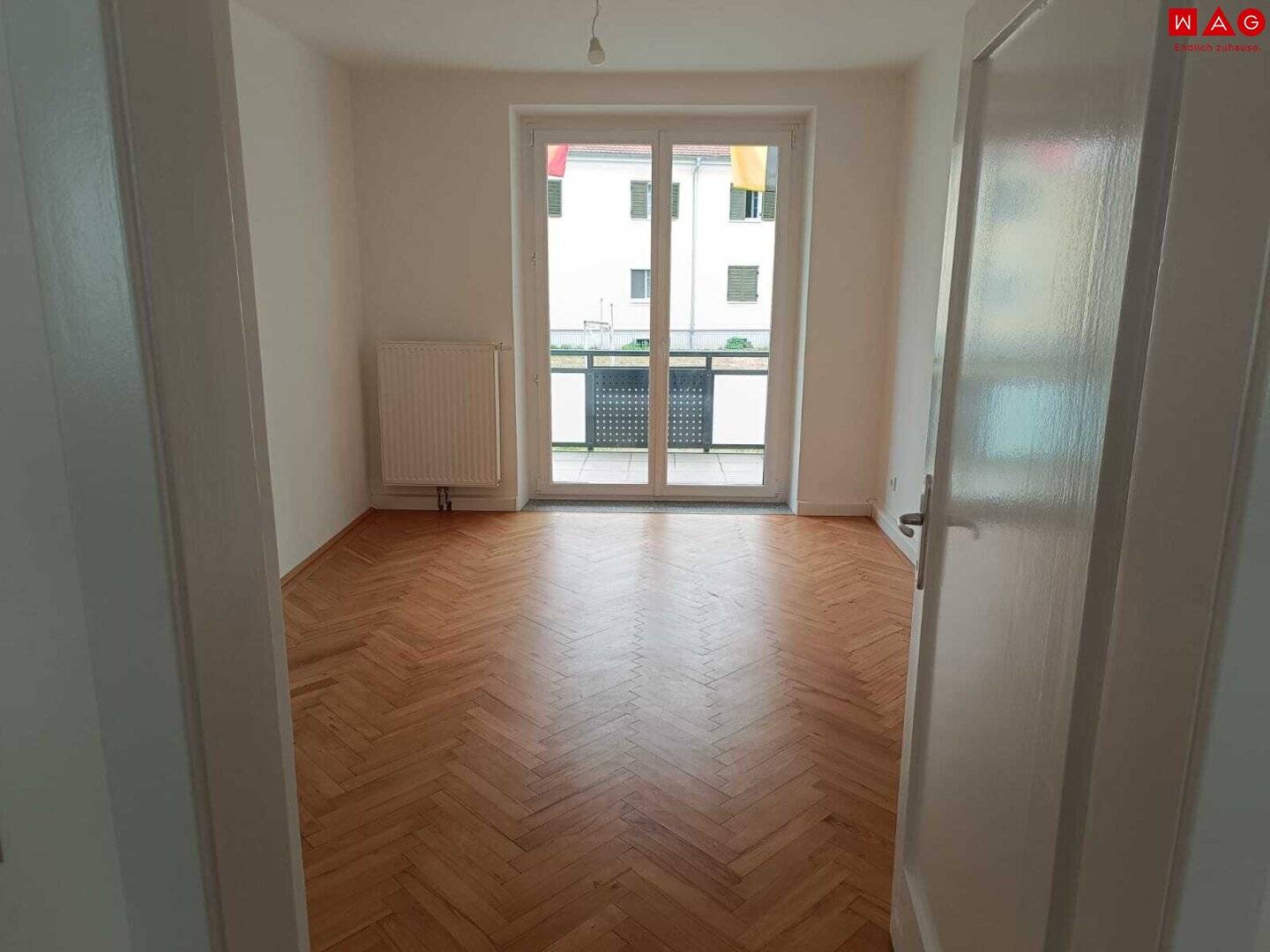 Frisch sanierte 3-Zimmer-Wohnung mit Balkon in Braunau am Inn – modernes Badezimmer mit Dusche und Fenster, praktische Raumaufteilung und attraktives Wohnambiente!