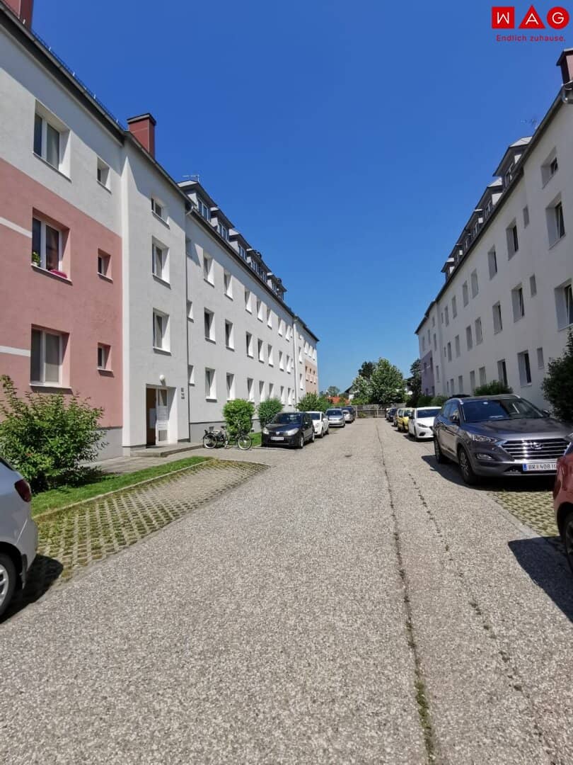 Frisch sanierte 3-Zimmer-Wohnung mit Balkon in Braunau am Inn – modernes Badezimmer mit Dusche und Fenster, praktische Raumaufteilung und attraktives Wohnambiente!