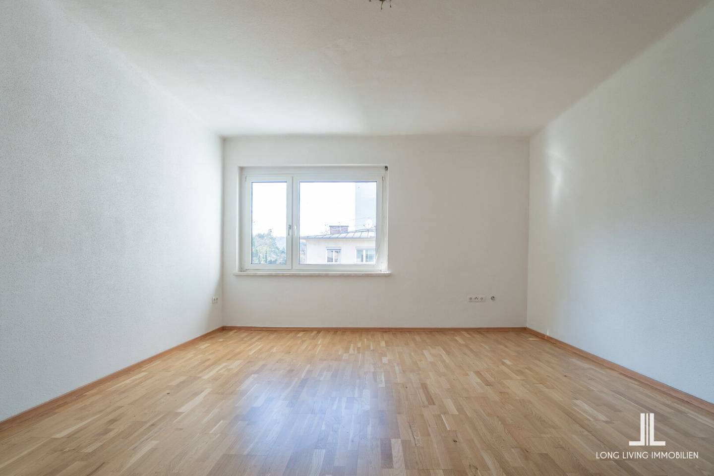 AUFGEPASST! Lichtdurchflutete 3 Zimmer Wohnung im letzten Stock - Balkon