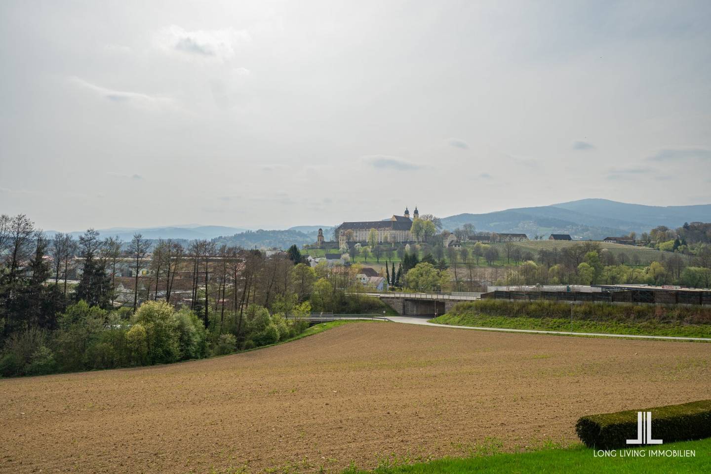 PROVISIONSFREI - Wohlfühl-Zuhause mit Garten, großem Balkon & traumhaftem Weitblick