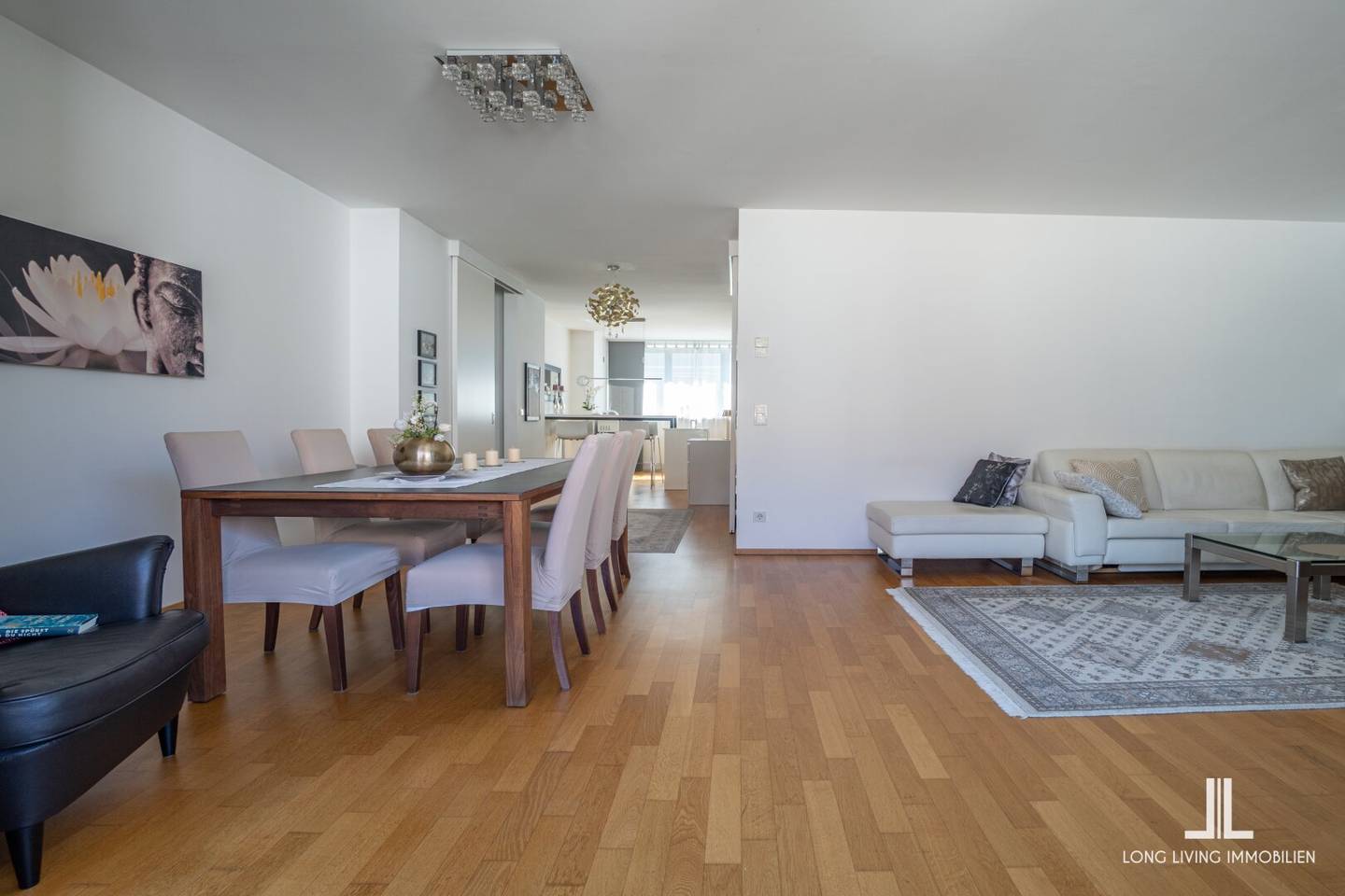 Exklusive Stadtwohnung mit Schlossbergblick, Loggia, großem Balkon und Tiefgarage