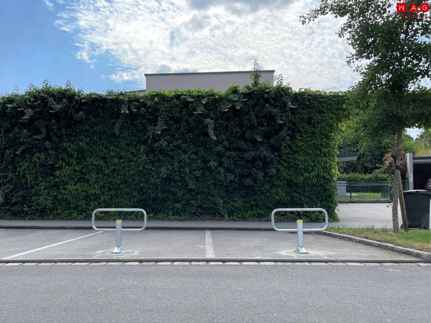 2 absperrbare neben einander liegende Freiparkplätze -  extra breit!