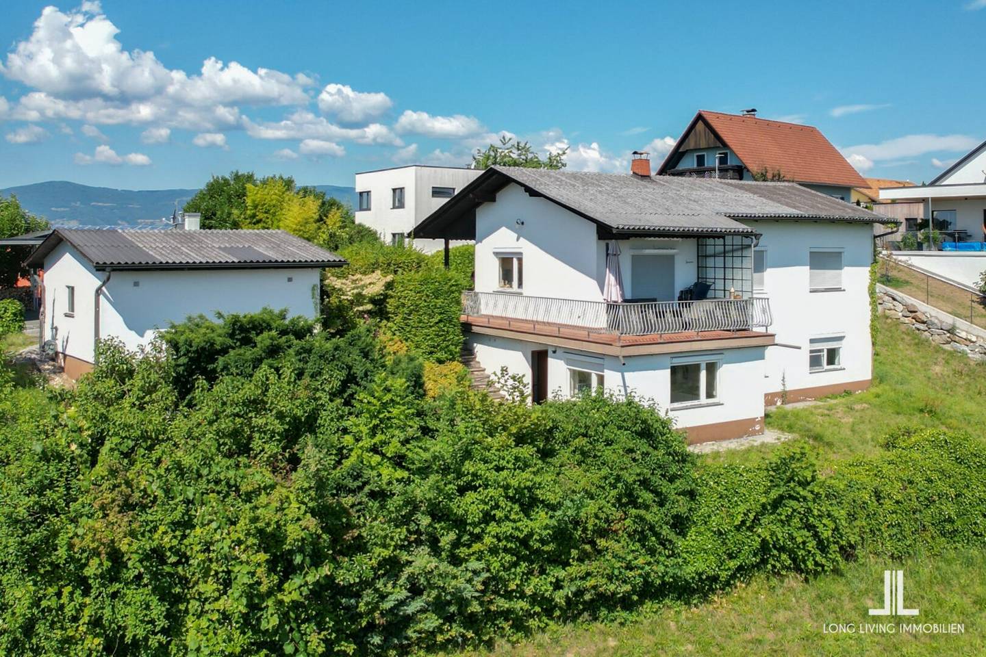 Leben mit Aussicht – Helles Familienhaus mit großem Potential in Bestlage