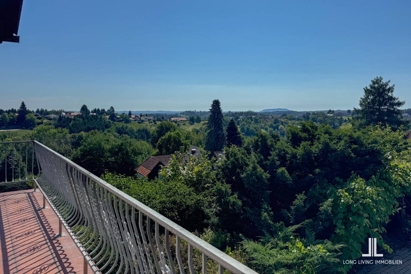 Leben mit Aussicht – Helles Familienhaus mit großem Potential in Bestlage