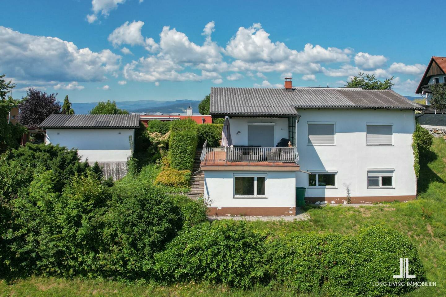 Leben mit Aussicht – Helles Familienhaus mit großem Potential in Bestlage