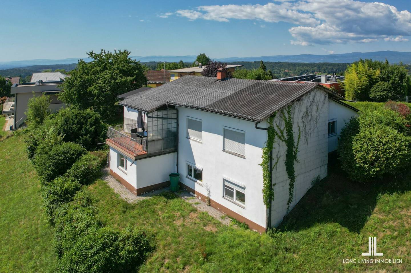 Leben mit Aussicht – Helles Familienhaus mit großem Potential in Bestlage