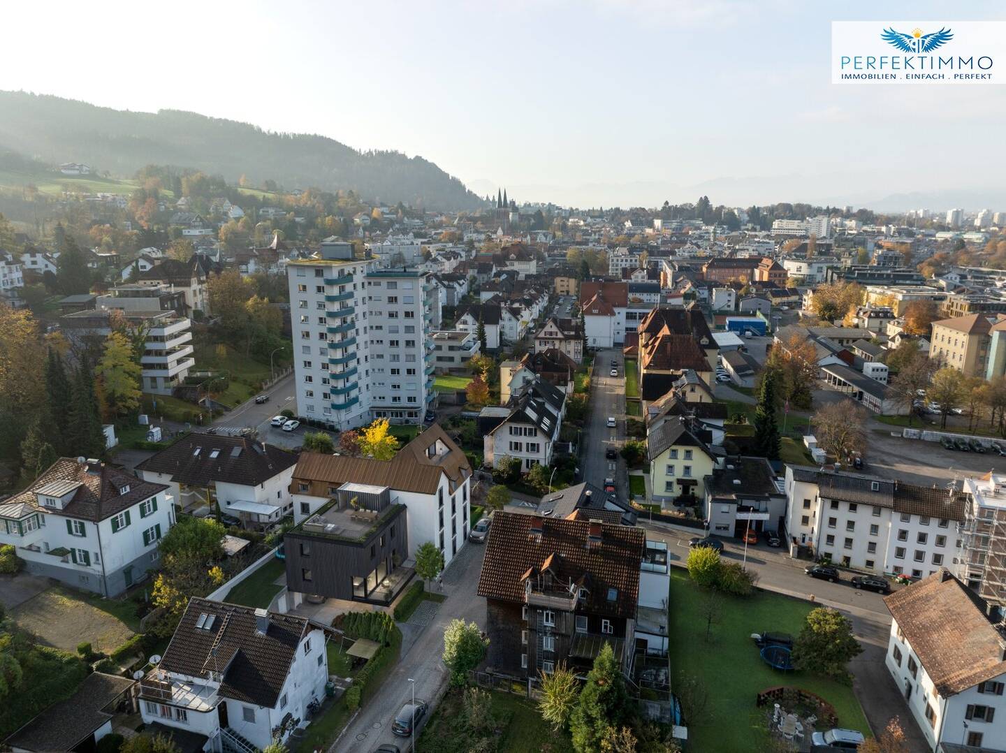 Wohnen wie im eigenen Haus: lichtdurchfluteter, geräumiger Wohntraum mit Dachterrasse *reserviert*